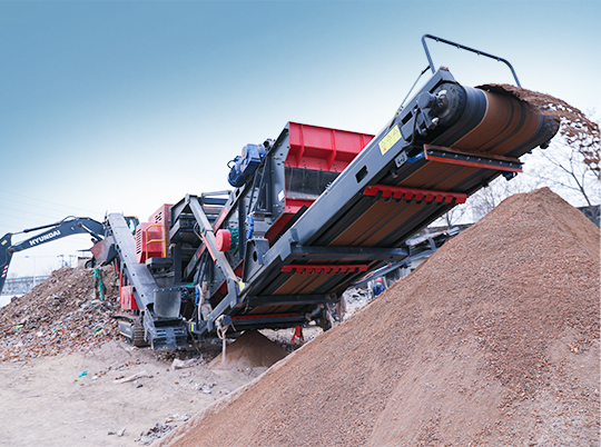 為什么礦山與建筑行業(yè)老板都在用履帶式移動(dòng)破碎站？ ——探秘紅星機(jī)器的“高效利器”