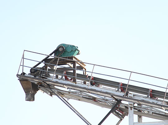 中國(guó)首臺(tái)千噸級(jí)全地面起重機(jī)三一下線(xiàn)