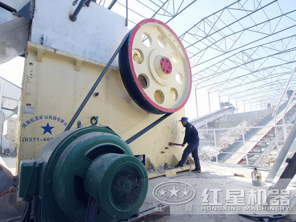 張旭在現(xiàn)場對設備進行檢修